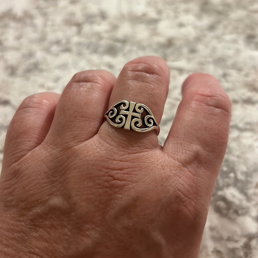 James Avery sz 8 Scroll Cross Ring